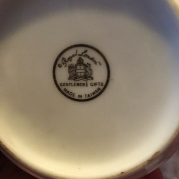White and Gold Decorative vintage shaving mug by Royal London Gentlemen. - Picture 2 of 8